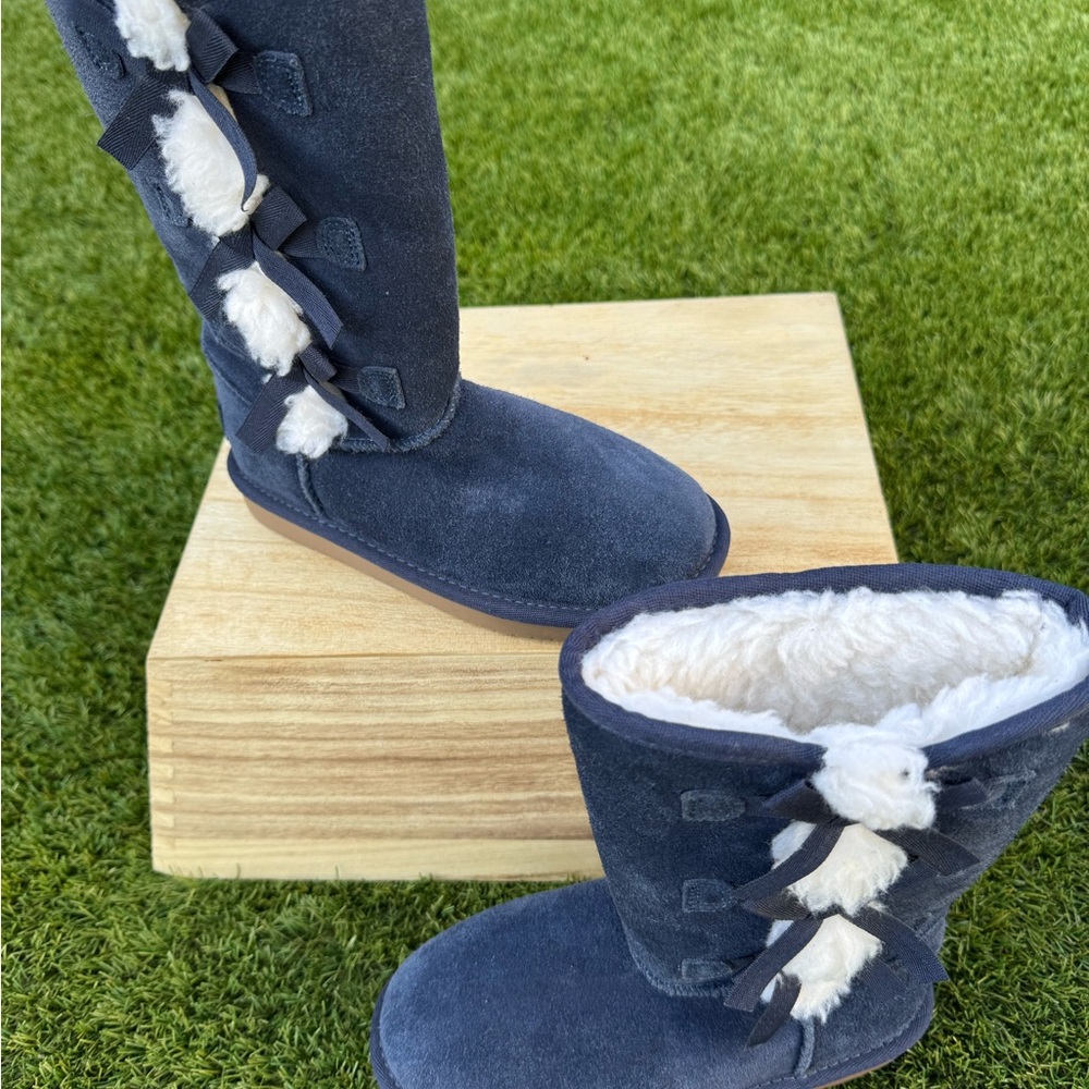 Cozy Kids' Navy Boots with Plush White Lining